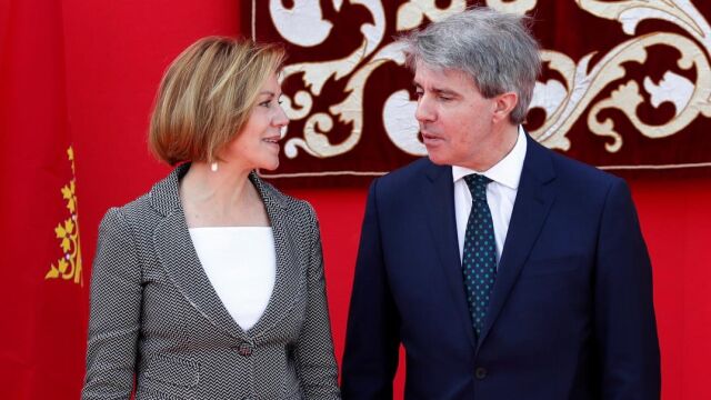 La ministra de Defensa y secretaria general del PP, María Dolores de Cospedad, y el presidente en funciones de la Comunidad de Madrid, Ángel Garrido, en la Puerta del Sol durante el acto conmemorativo de la Fiesta del 2 de Mayo / Efe