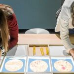 Dos jóvenes participan en la muestra interactiva sobre el legado del neurólogo
