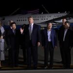 El presidente, Donald Trump, y su esposa Melania reciben a los tres estadounidenses liberados por Corea del Norte / Ap