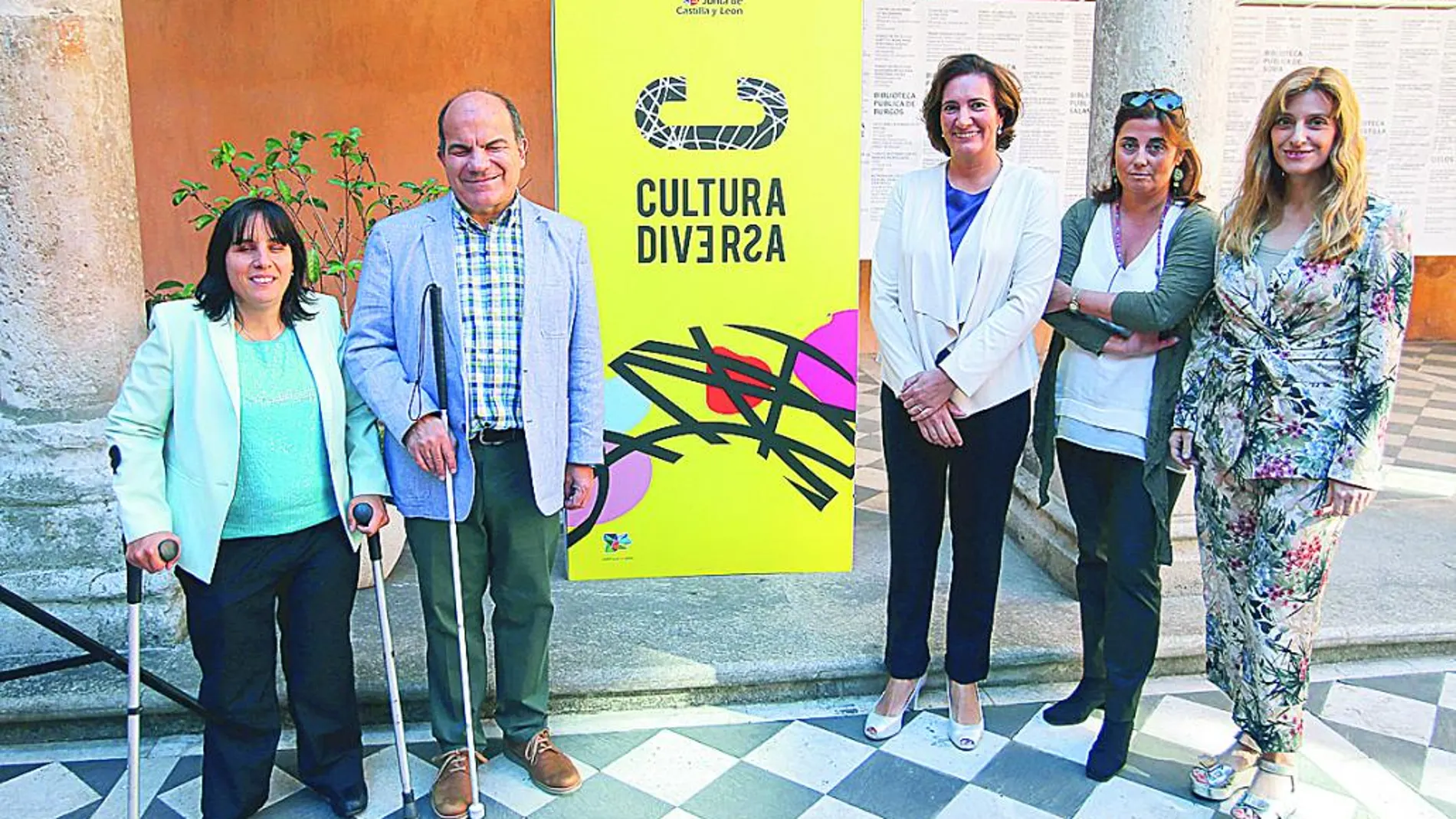 María Josefa García Cirac, presenta el programa «Cultura Diversa» junto a Mar Sancho y Narciso Valdeolivas.