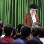 El líder supremo iraní, Alí Hoseiní Jamenei, se reúne con estudiantes de élite en Teherán (Irán) hoy