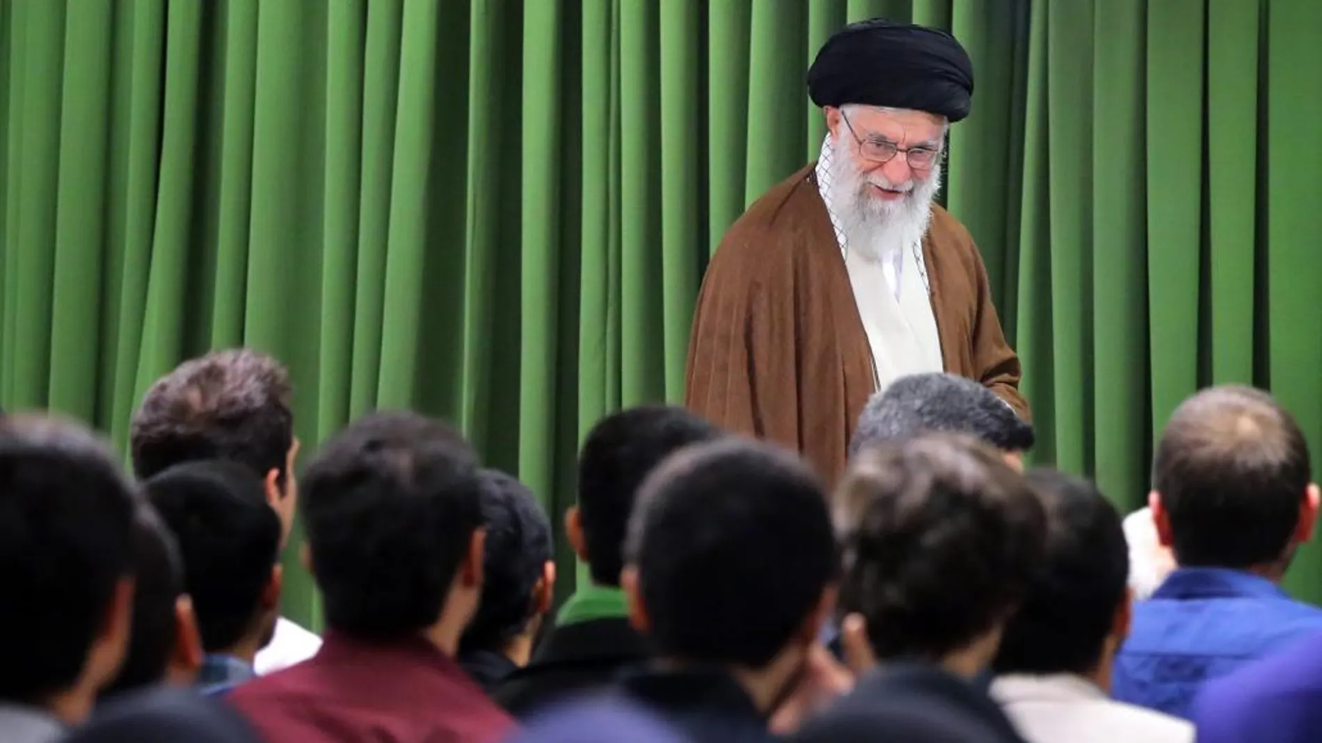 El líder supremo iraní, Alí Hoseiní Jamenei, se reúne con estudiantes de élite en Teherán (Irán) hoy