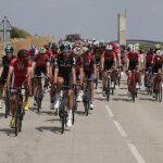 El pelotón durante la decimocuarta etapa de la Vuelta Ciclista a España con salida en la localidad sevillana de Écija y con meta en la Sierra de la Pandera en Jaén, con un recorrido de 175 kilómetros.