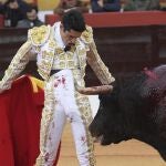 Desplante del diestro extremeño a uno de sus dos astados de Zalduendo
