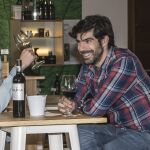 Dos jóvenes catan vinos de Emina en el bar de la bodega