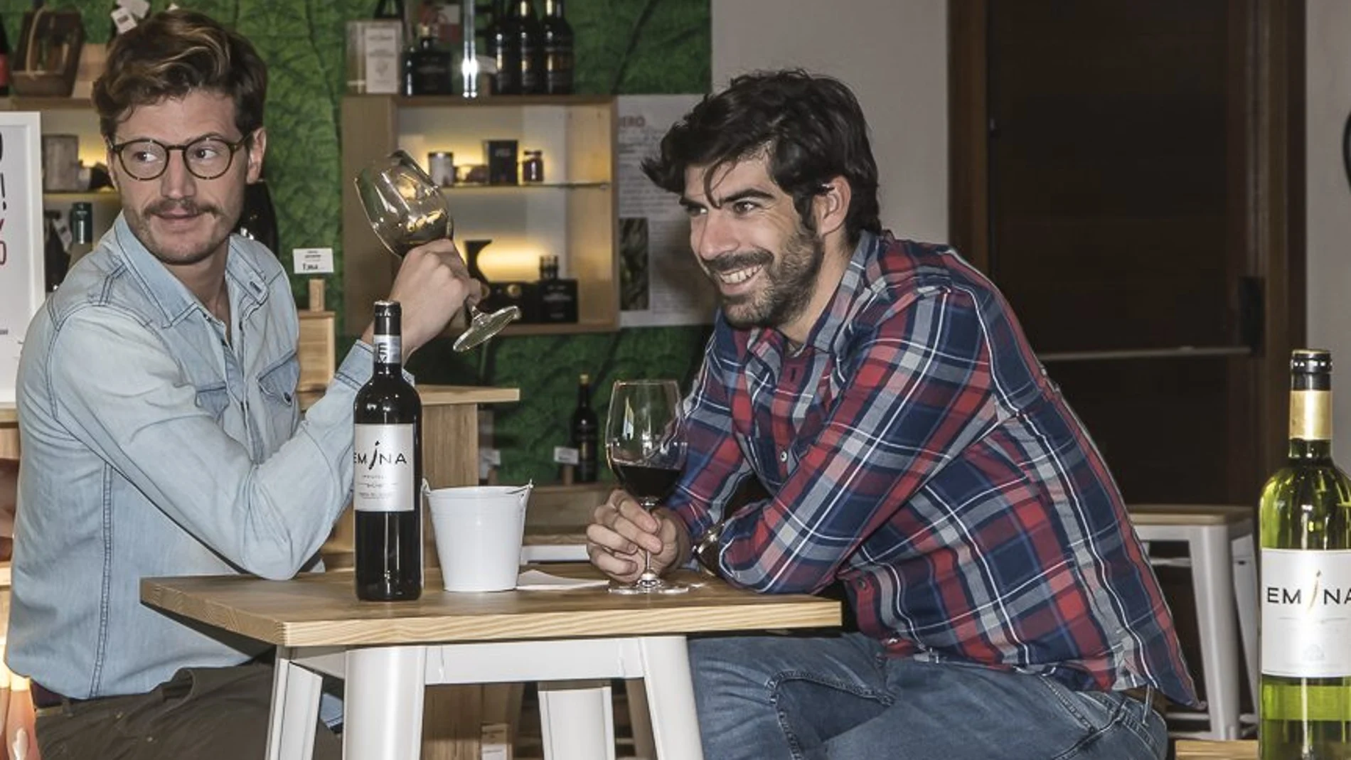 Dos jóvenes catan vinos de Emina en el bar de la bodega