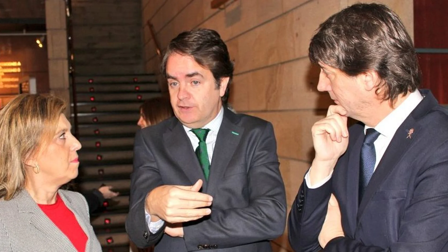 Bermúdez de Castro conversa con la delegada del Gobierno de España en Castilla y León, María José Salgueiro; y el alcalde de Soria, Carlos Martínez