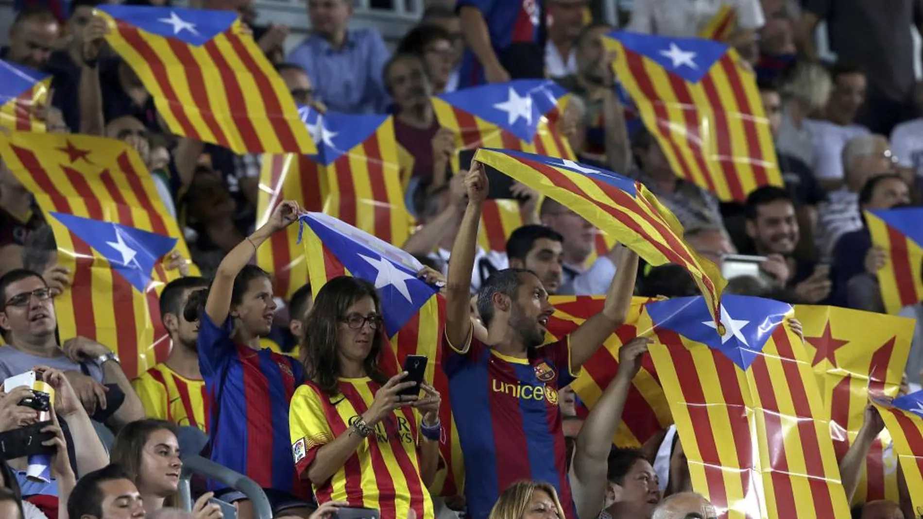 Esteladas durante el partido de la primera jornada de la Liga de Campeones que enfrentó al FC Barcelona y el Celtic Glasgow