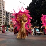 Los vestidos de fantasía inundaron las calles de Cartagena con los desfiles de los diferentes grupos. Plumas espectaculares que llenaron de color la ciudad. LA RAZÓN
