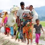 Refugiados rohingyas huyen de Birmania camino de Bangladés en octubre