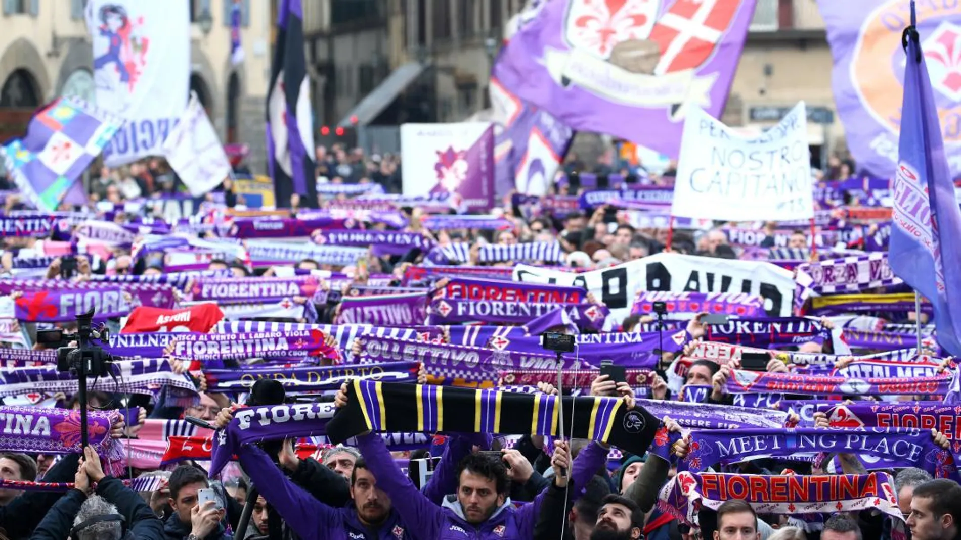 Miles de personas despidieron al exjugador internacional de la Fiorentina