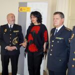 El nuevo comisario de la Policía Nacional en Ponferrada, Miguel Ángel Martínez Redondo (2I), acompañado por el jefe superior de Castilla y León, Jorge Zurita, y la subdelegada del Gobierno en León, Teresa Mata, entre otros
