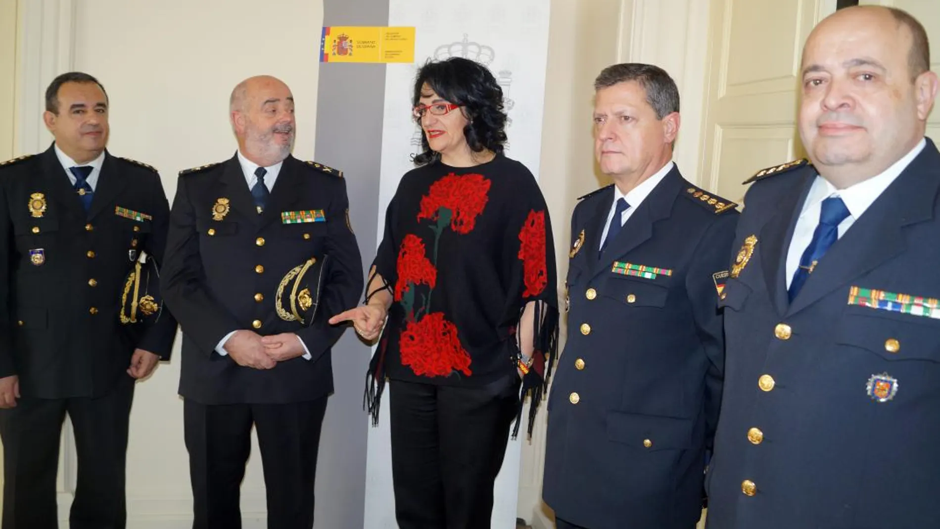 El nuevo comisario de la Policía Nacional en Ponferrada, Miguel Ángel Martínez Redondo (2I), acompañado por el jefe superior de Castilla y León, Jorge Zurita, y la subdelegada del Gobierno en León, Teresa Mata, entre otros