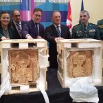 La delegada del Gobierno en Castilla y León, Virginia Barcones; el director general de Bellas Artes, Román Fernández Baca; el teniente coronel Alfonso Martín Fernández, jefe de la Comandancia de la Guardia Civil de Burgos, y el director general de Patrimonio de la Junta de Castilla y León, Enrique Saiz, entre otros, con las piezas recuperadas