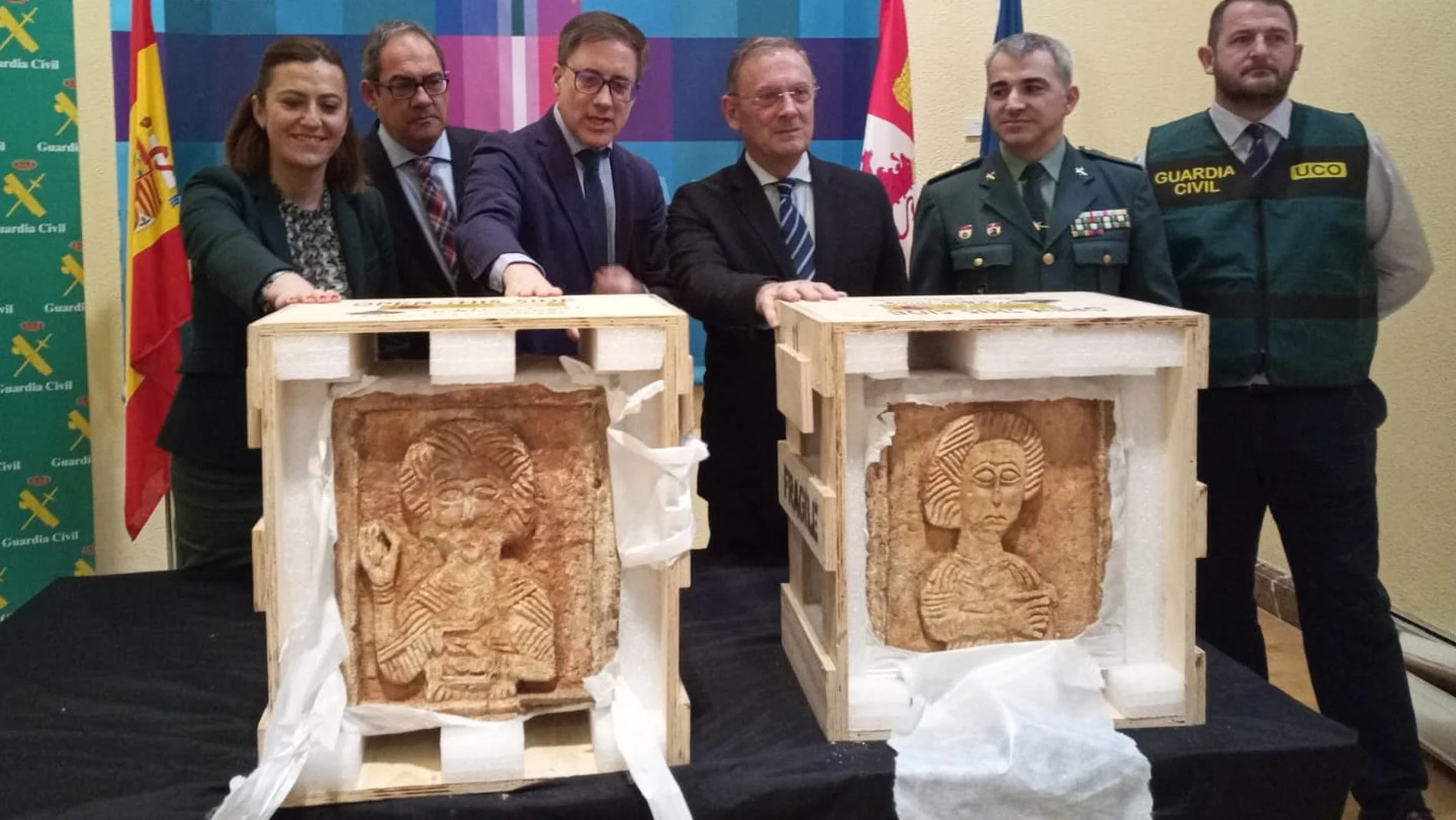 La delegada del Gobierno en Castilla y León, Virginia Barcones; el director general de Bellas Artes, Román Fernández Baca; el teniente coronel Alfonso Martín Fernández, jefe de la Comandancia de la Guardia Civil de Burgos, y el director general de Patrimonio de la Junta de Castilla y León, Enrique Saiz, entre otros, con las piezas recuperadas