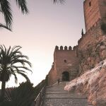 La Alcazaba de Almería es la mayor fortaleza árabe de Europa y se alza sobre una colina a la que se accede tras callejear por una medina caprichosa / Foto: Pepa García
