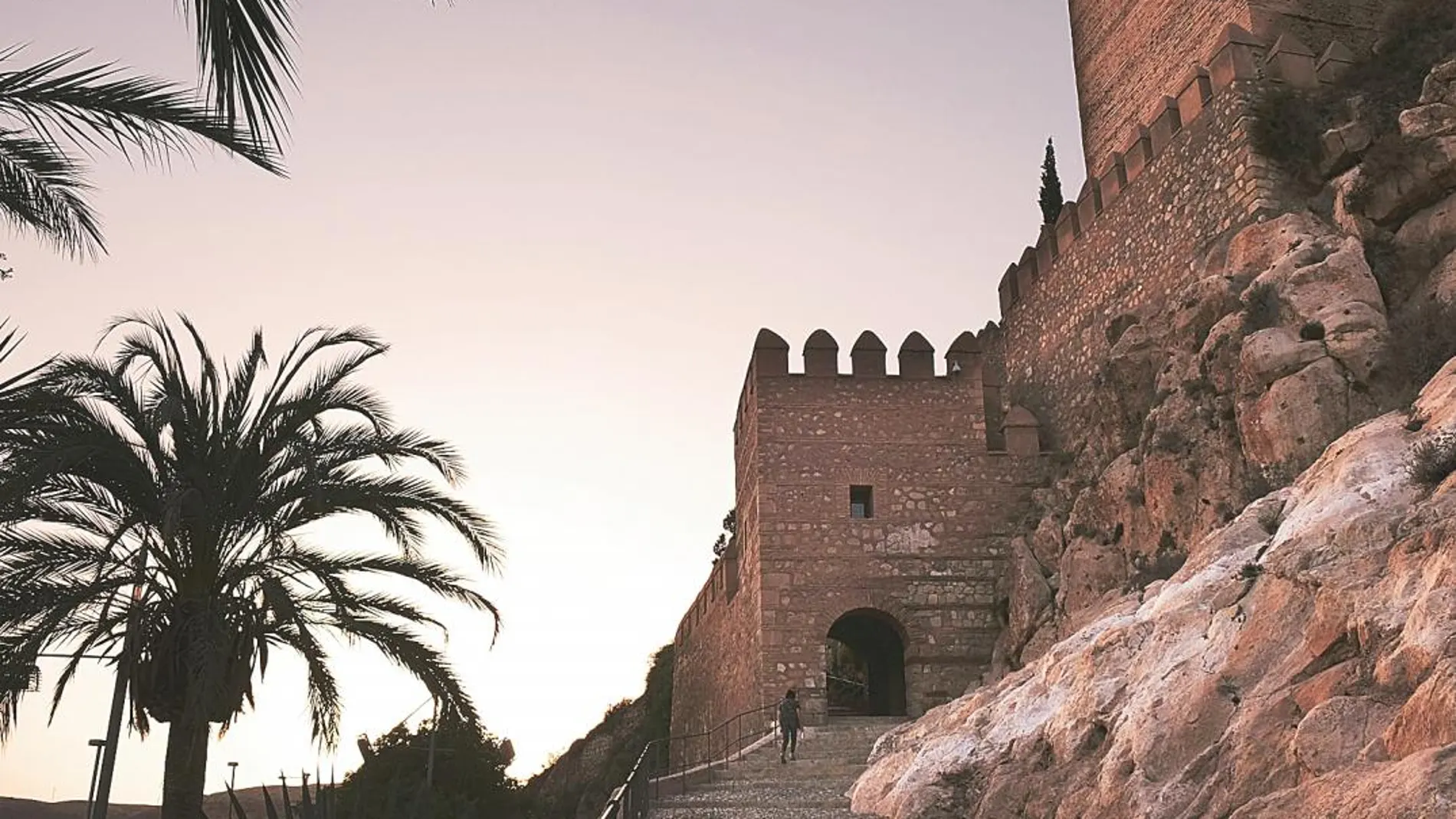 La Alcazaba de Almería es la mayor fortaleza árabe de Europa y se alza sobre una colina a la que se accede tras callejear por una medina caprichosa / Foto: Pepa García