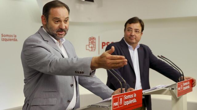 El secretario de Área de Organización, José Luis Ábalos (i), y el presidente de Extremadura Guillermo Fernández Vara, hoy en Madrid.