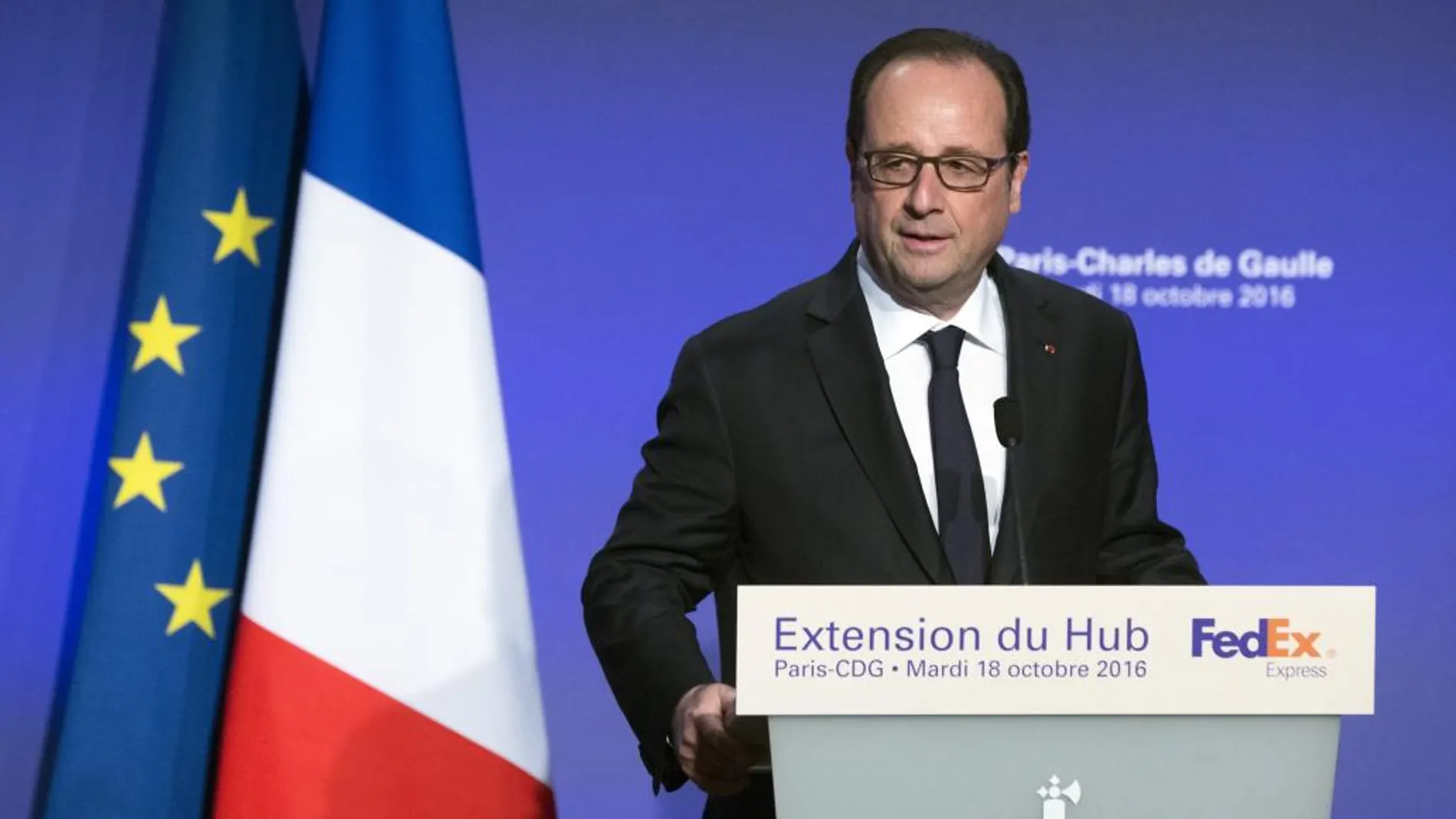 El presidente galo, François Hollande, ofrece un discurso durante la presentación del nuevo centro de conexión de FedEx Express en el aeropuerto Roissy Charles de Gaulle en París (Francia) el pasado día 18 de octubre de 2016