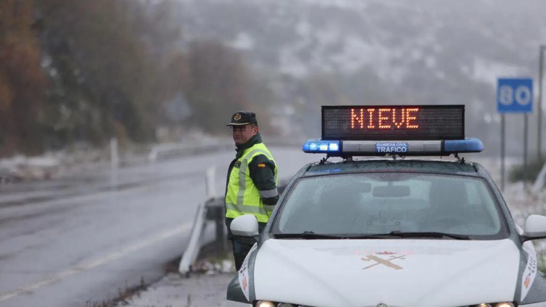 La nieve complica los accesos a Madrid por la A-1 y la AP-6