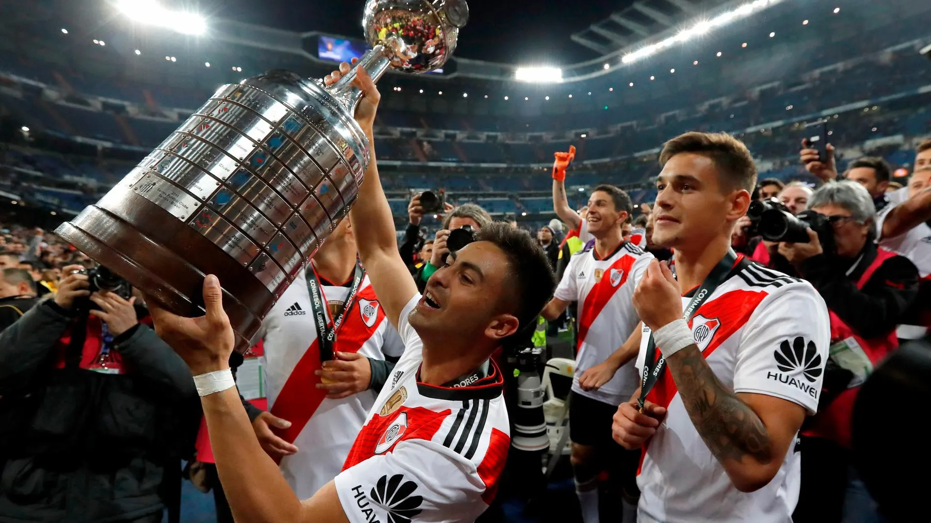 Los jugadores de River Plate con la copa tras vencer a Boca en el estadio Santiago Bernabeu de Madrid. EFE/Juan Carlos Hidalgo