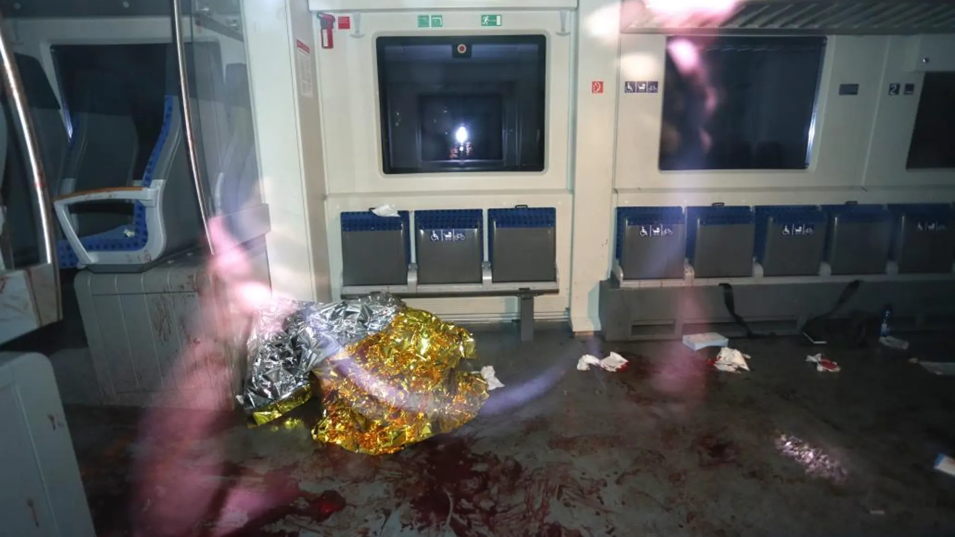 Fotografía donde se ve el interior de un vagón de un tren regional donde un hombre con un hacha supuestamente ataco a pasajeros