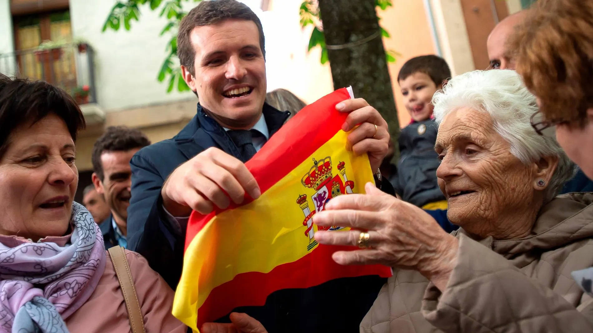 El líder del PP y candidato, Pablo Casado, saluda a un grupo de personas antes de intervenir en la plazuela de San José, en Pamplona.
