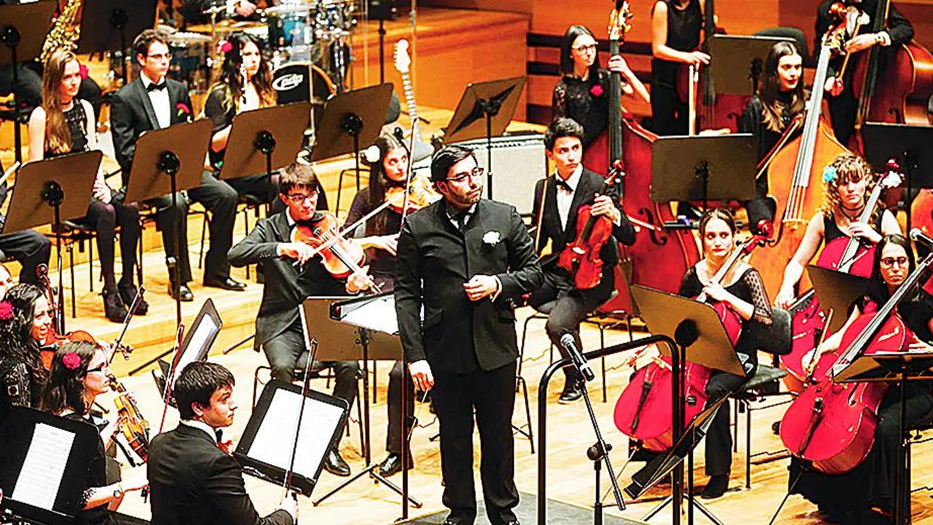 Ernesto Monsalve fue el encargado de dirigir la Orquesta Sinfónica de Valladolid.