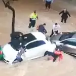  Angustioso rescate de dos mujeres atrapadas por la riada en Tarragona