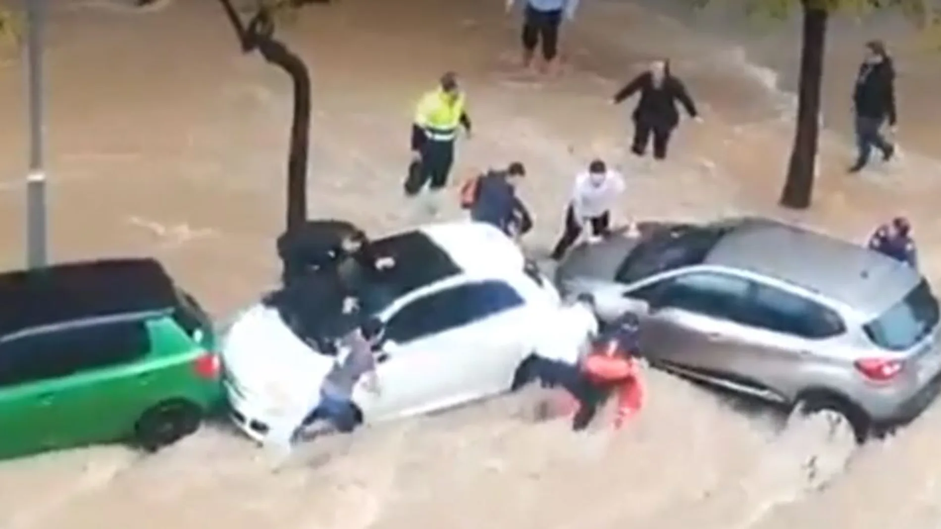 Angustioso rescate de dos mujeres atrapadas por la riada en Tarragona