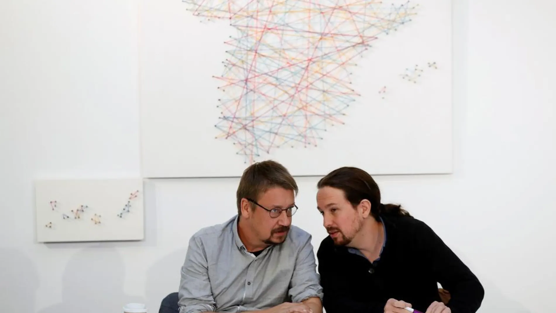 El líder de Podemos, Pablo Iglesias, junto al futuro candidato de En Comú Podem, Xavi Domènech. Efe