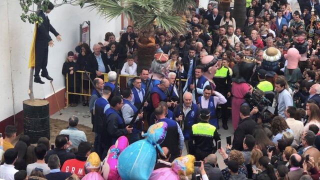 Cientos de personas abarrotaron la plaza principal de Coripe (Sevilla) para presenciar en vivo la fiesta de la Quema del Judas de la localidad / Foto: Efe