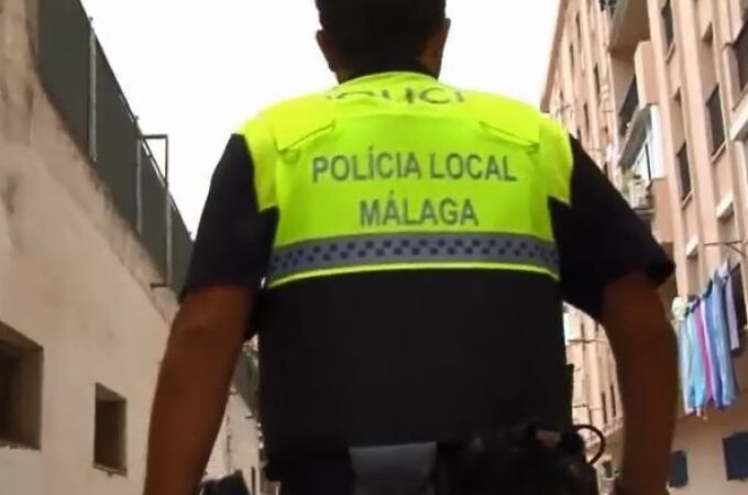 Una errata en los chalecos de la policía local desata las burlas en Málaga