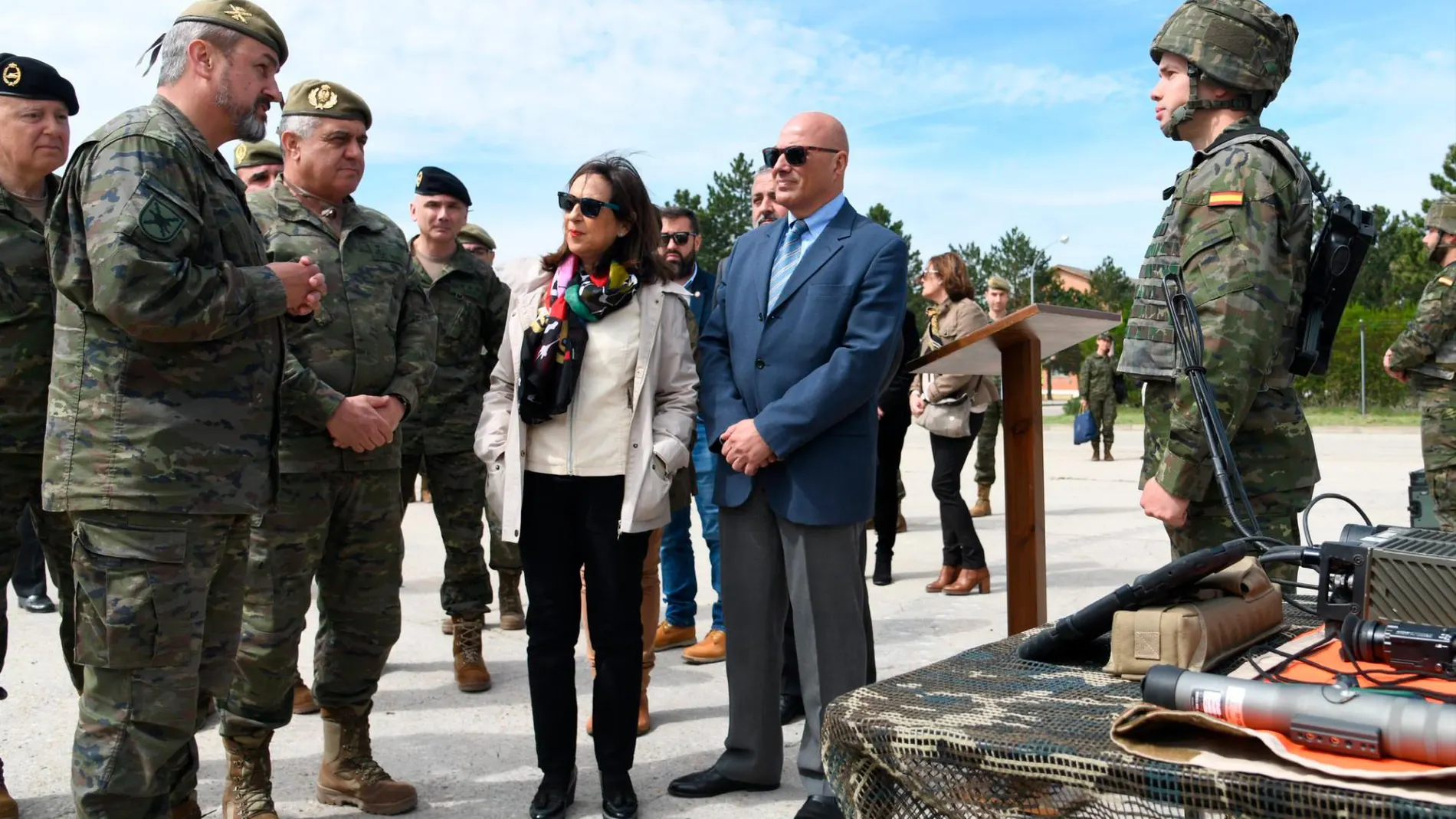 La ministra de Defensa en funciones, Margarita Robles, durante su visita a la base del «Cid Campeador» en la provincia de Burgos