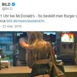 El medio germano ha compartido una imagen de una joven británica con el culo al aire junto al mostrador de una cadena de hamburgueserías en Mallorca / Twitter