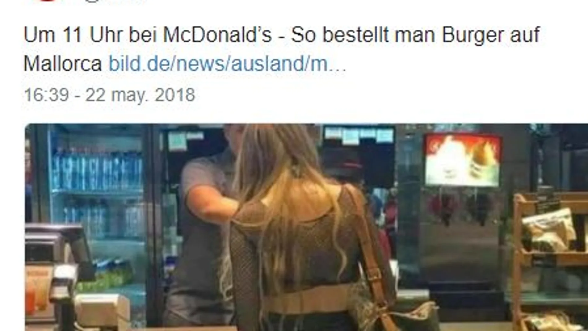 El medio germano ha compartido una imagen de una joven británica con el culo al aire junto al mostrador de una cadena de hamburgueserías en Mallorca / Twitter