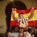 Miguel Ángel Perera saliendo, ayer, por la Puerta Grande de Las Ventas con la bandera de España