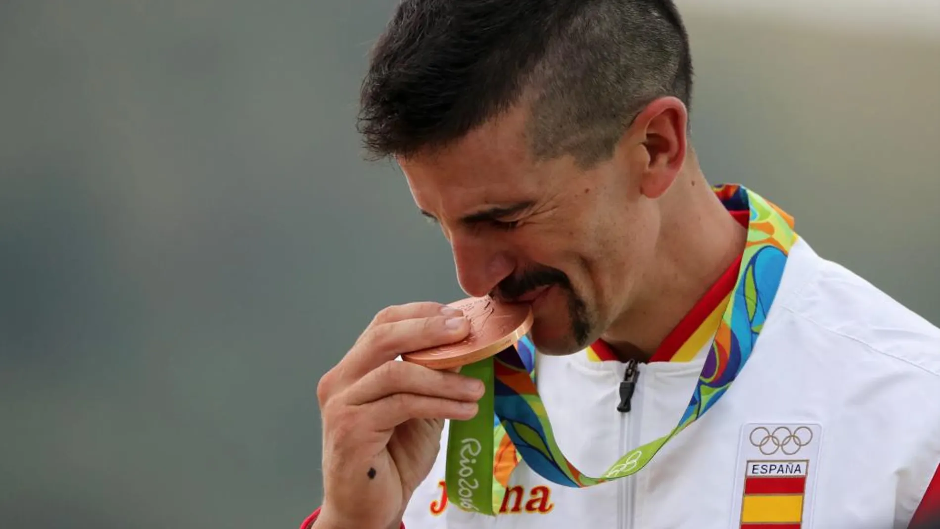 Carlos Coloma besa la medalla de bronce