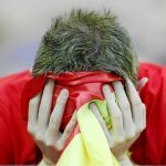 Un aficionado se lamenta tras la derrota de la Selección ayer en Moscú