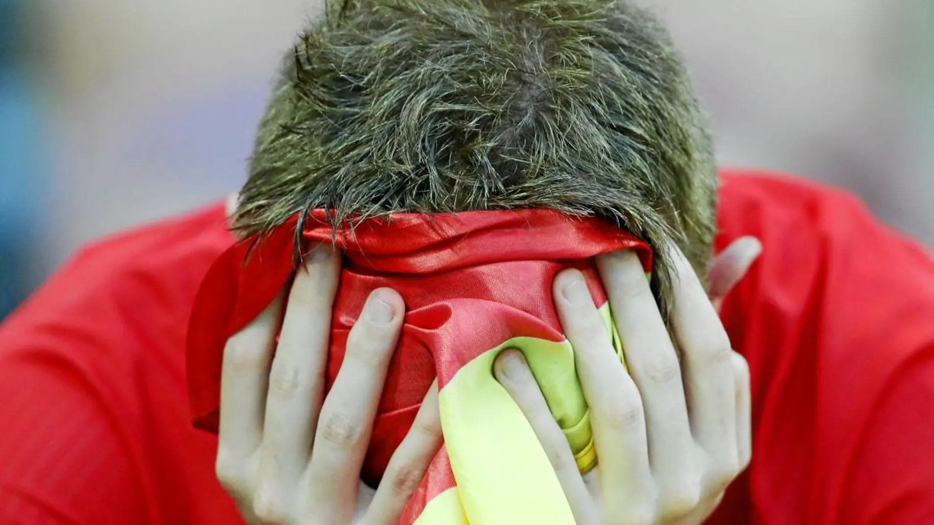 Un aficionado se lamenta tras la derrota de la Selección ayer en Moscú