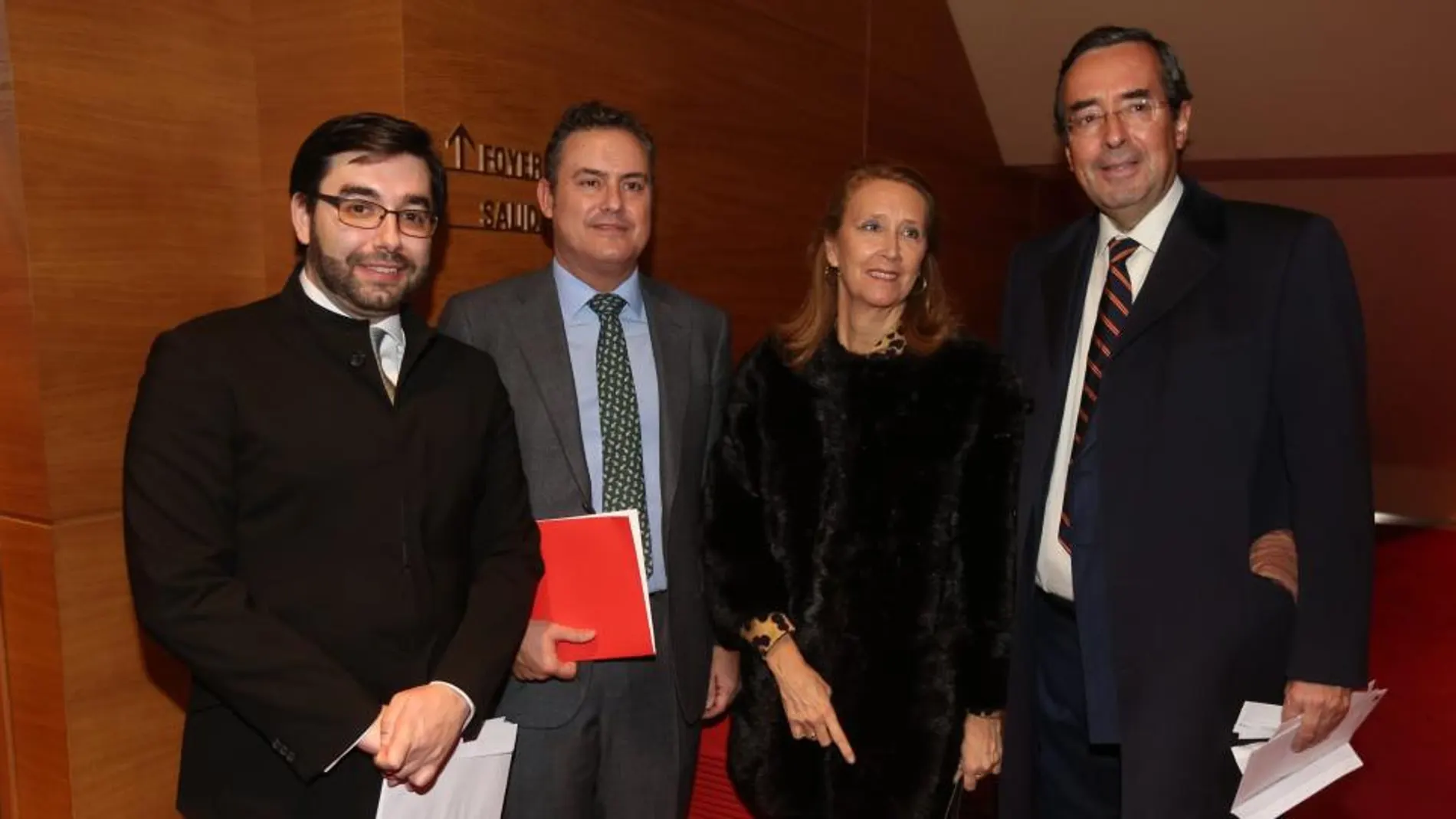 Ernesto Monsalve junto al presidente de la Fundación Schola, Luis Ortiz, y el matrimonio Marichalar
