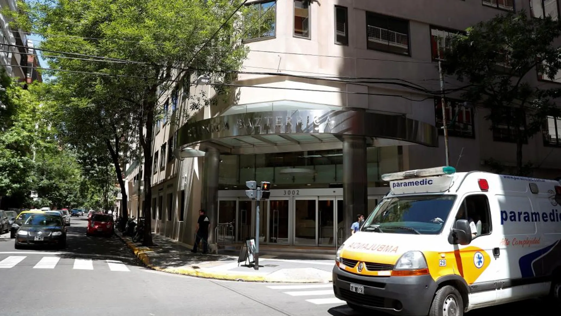 Una ambulancia en el exterior de la clínica Bazterrica de Buenos Aires donde falleció el fiscal general de España, José Manuel Maza