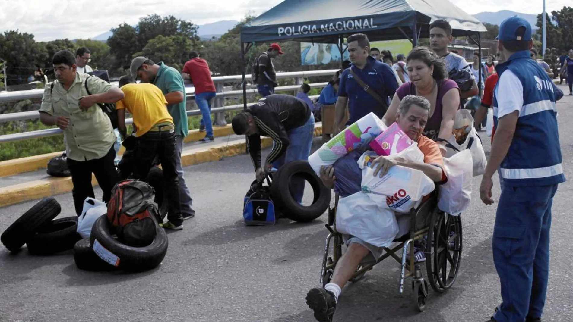 Varios ciudadanos regresan a Venezuela tras haber adquirido varios productos en Colombia