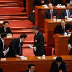 El presidente chino, Xi Jinping (c), participa en la cuarta sesión plenaria de la XIII Asamblea Popular Nacional (APN) en el Gran Palacio del Pueblo en Pekín, (China)