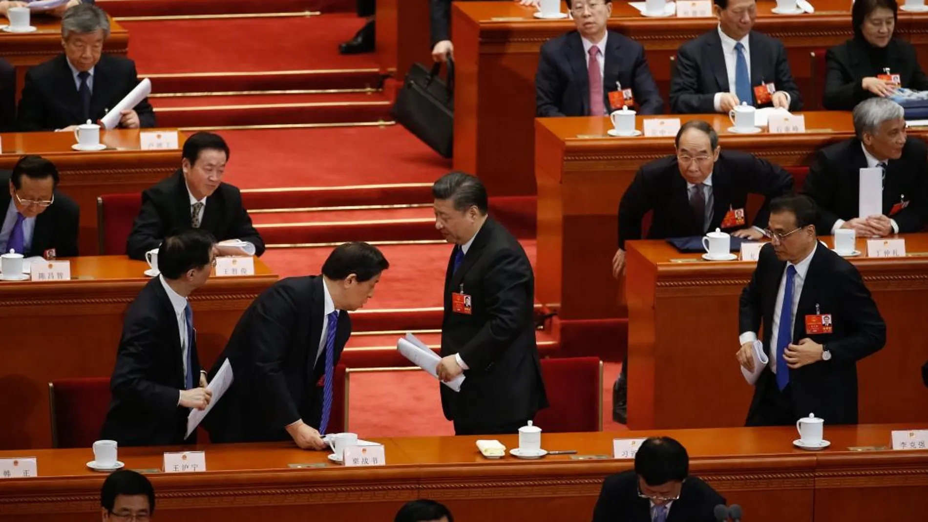 El presidente chino, Xi Jinping (c), participa en la cuarta sesión plenaria de la XIII Asamblea Popular Nacional (APN) en el Gran Palacio del Pueblo en Pekín, (China)