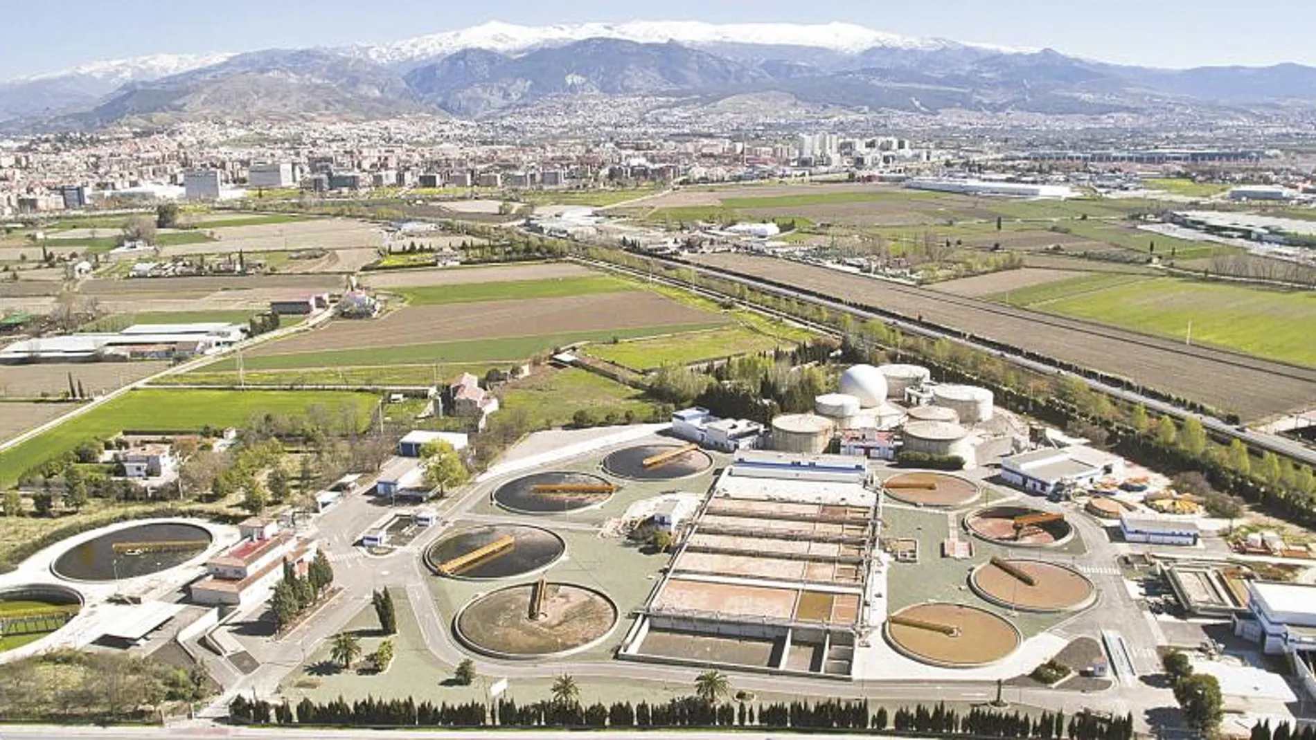 Vista aérea de la planta depuradora de Emasagra, en Granada/dreamstime