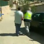 Un agente traslada al detenido/ Policía Nacional