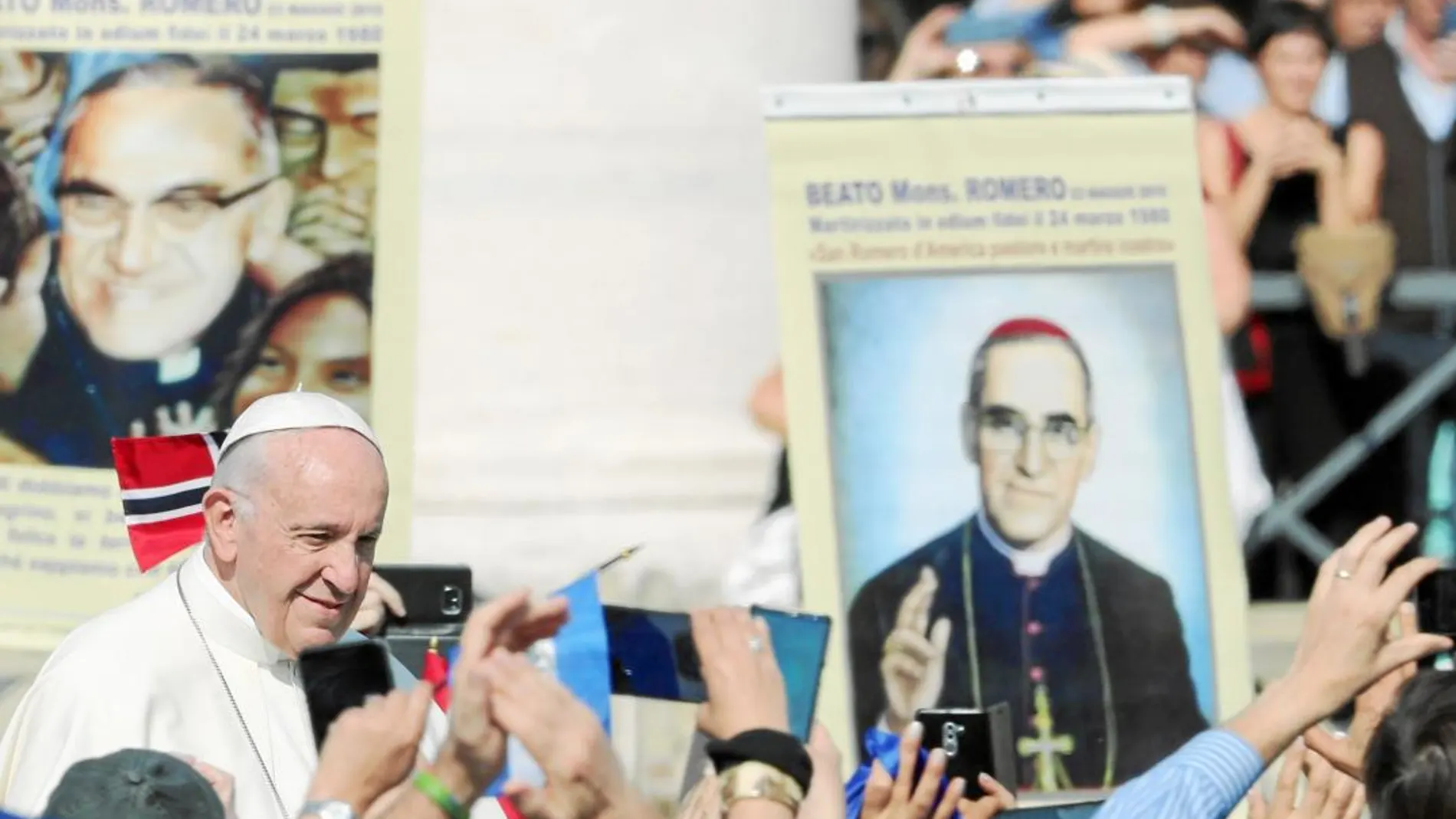El Papa Francisco, ayer, en El Vaticano, durante la ceremonia de canonización