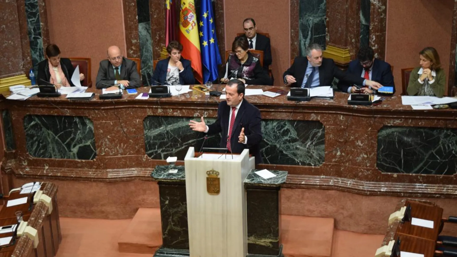 El diputado del PP en la Asamblea Regional, Javier Iniesta, defendió ayer la compatibilidad sanitaria