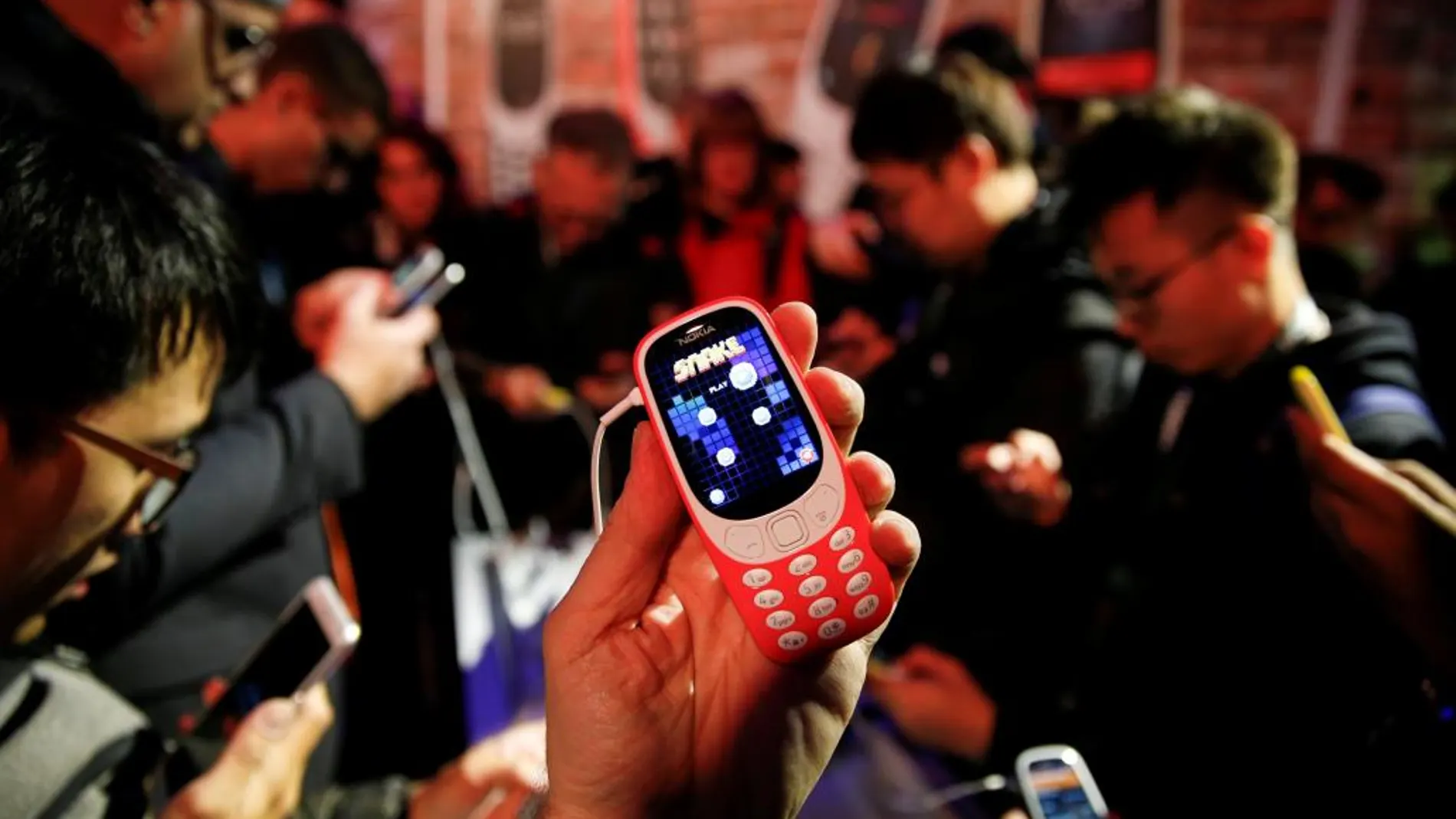 Un usuario muestra el renovado Nokia 3310 en el pasado Mobile World Congress de Barcelona